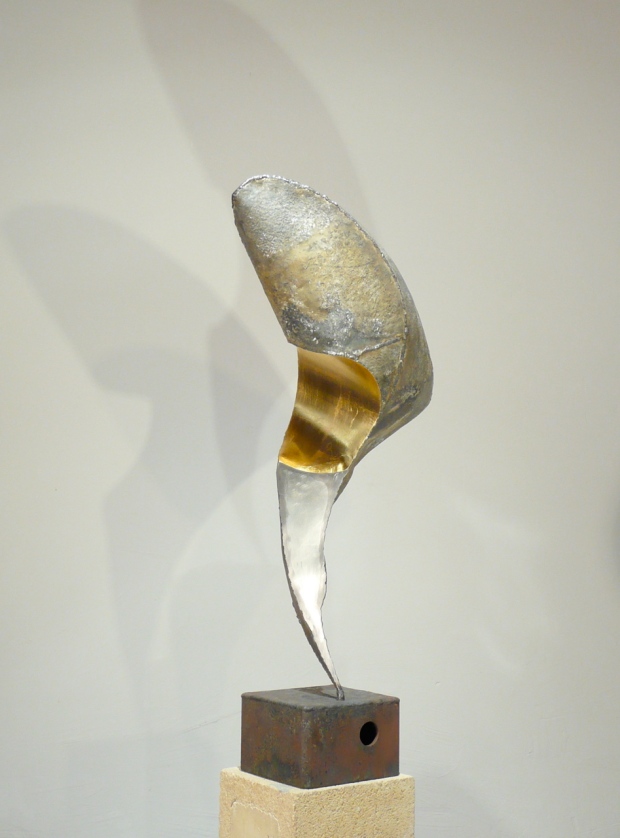 escultura de acero & pan de oro